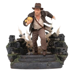 Indiana Jones: Raiders Of The Lost Ark: Deluxe Gallery PVC Statue: Indiana Jones (Escape With The Idol)